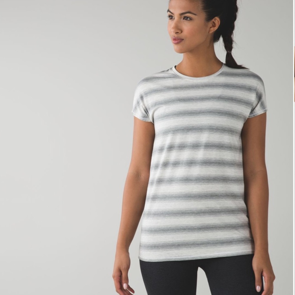 Lululemon Find Your Zen Short Sleeve
Capilano Stripe Heathered White/Grey Size 6